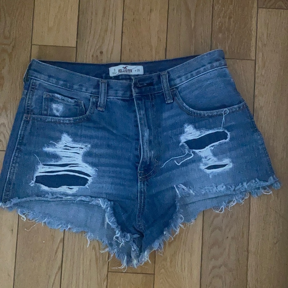 Hollister jean shorts. Size 3 / 26. Great condition
